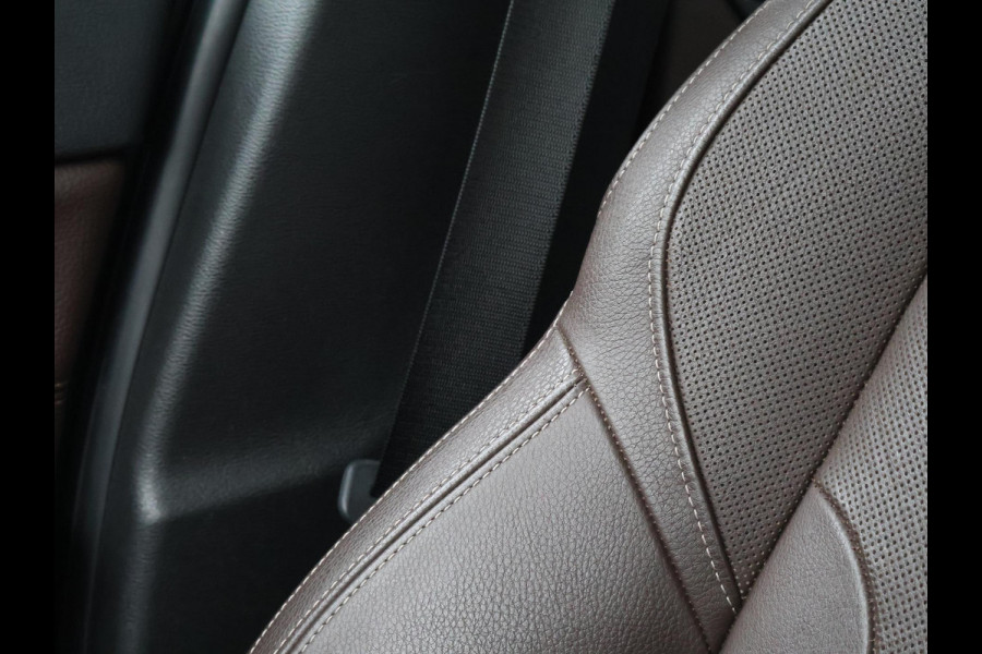 BMW X1 sDrive20i 192 PK AUT. + TREKHAAK | PANORAMA | SPORTSTOELEN LEDER | HEAD-UP | CAMERA | STOELVERWARMING