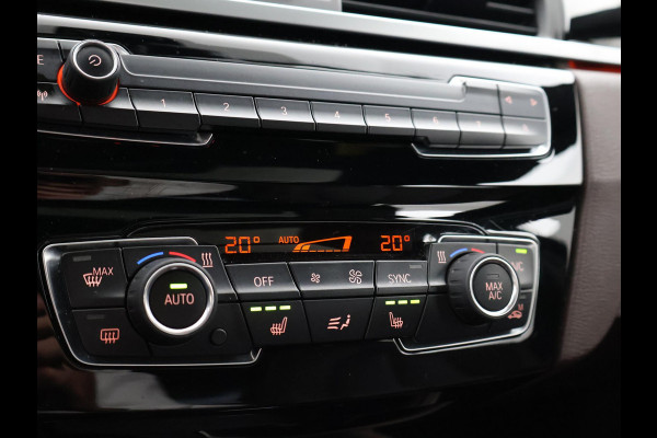 BMW X1 sDrive20i 192 PK AUT. + TREKHAAK | PANORAMA | SPORTSTOELEN LEDER | HEAD-UP | CAMERA | STOELVERWARMING