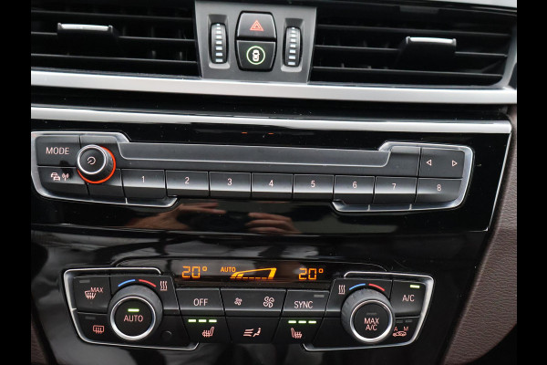 BMW X1 sDrive20i 192 PK AUT. + TREKHAAK | PANORAMA | SPORTSTOELEN LEDER | HEAD-UP | CAMERA | STOELVERWARMING
