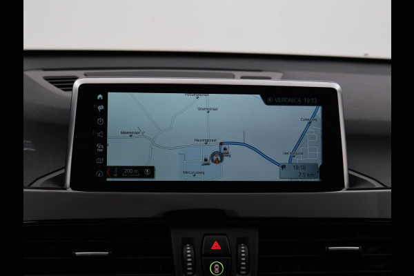 BMW X1 sDrive20i 192 PK AUT. + TREKHAAK | PANORAMA | SPORTSTOELEN LEDER | HEAD-UP | CAMERA | STOELVERWARMING
