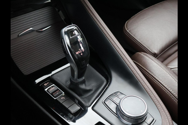 BMW X1 sDrive20i 192 PK AUT. + TREKHAAK | PANORAMA | SPORTSTOELEN LEDER | HEAD-UP | CAMERA | STOELVERWARMING