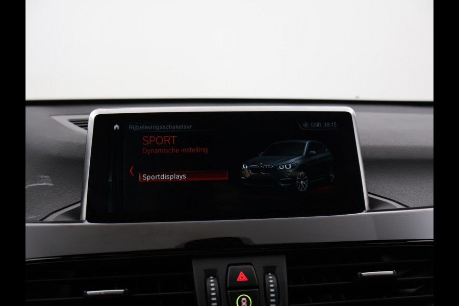 BMW X1 sDrive20i 192 PK AUT. + TREKHAAK | PANORAMA | SPORTSTOELEN LEDER | HEAD-UP | CAMERA | STOELVERWARMING