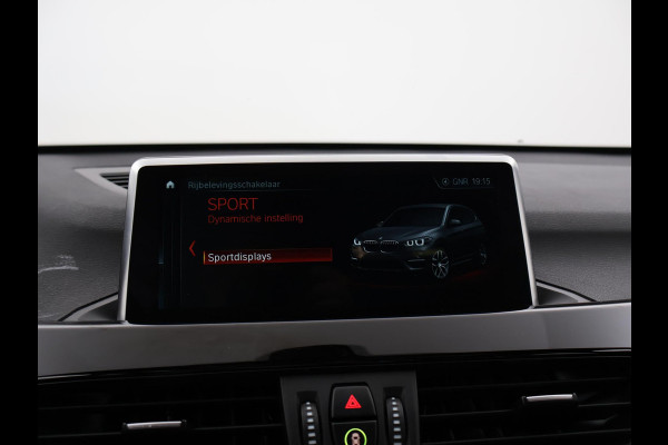 BMW X1 sDrive20i 192 PK AUT. + TREKHAAK | PANORAMA | SPORTSTOELEN LEDER | HEAD-UP | CAMERA | STOELVERWARMING