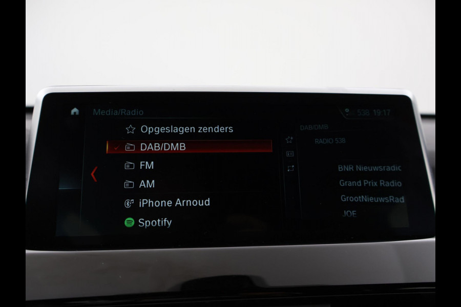 BMW X1 sDrive20i 192 PK AUT. + TREKHAAK | PANORAMA | SPORTSTOELEN LEDER | HEAD-UP | CAMERA | STOELVERWARMING