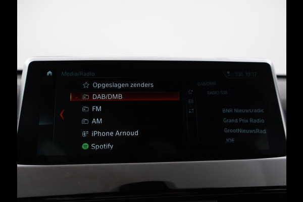 BMW X1 sDrive20i 192 PK AUT. + TREKHAAK | PANORAMA | SPORTSTOELEN LEDER | HEAD-UP | CAMERA | STOELVERWARMING