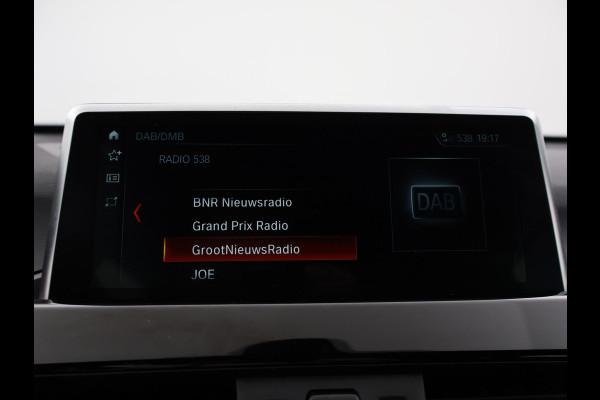 BMW X1 sDrive20i 192 PK AUT. + TREKHAAK | PANORAMA | SPORTSTOELEN LEDER | HEAD-UP | CAMERA | STOELVERWARMING