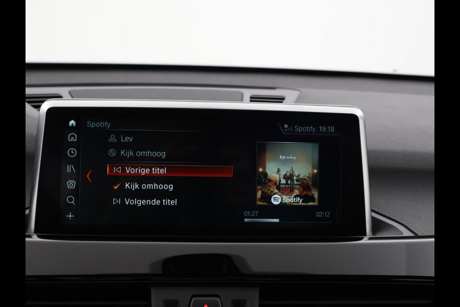 BMW X1 sDrive20i 192 PK AUT. + TREKHAAK | PANORAMA | SPORTSTOELEN LEDER | HEAD-UP | CAMERA | STOELVERWARMING