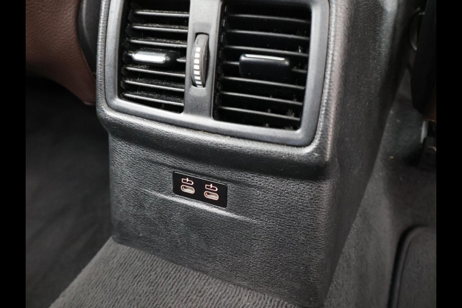 BMW X1 sDrive20i 192 PK AUT. + TREKHAAK | PANORAMA | SPORTSTOELEN LEDER | HEAD-UP | CAMERA | STOELVERWARMING