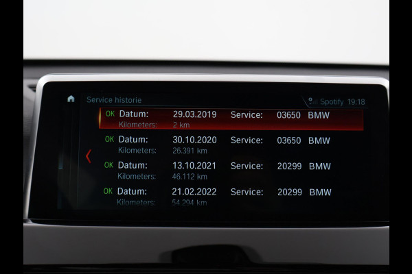 BMW X1 sDrive20i 192 PK AUT. + TREKHAAK | PANORAMA | SPORTSTOELEN LEDER | HEAD-UP | CAMERA | STOELVERWARMING