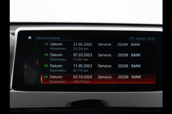 BMW X1 sDrive20i 192 PK AUT. + TREKHAAK | PANORAMA | SPORTSTOELEN LEDER | HEAD-UP | CAMERA | STOELVERWARMING