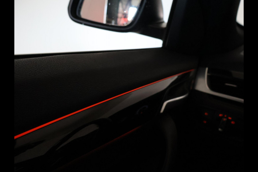 BMW X1 sDrive20i 192 PK AUT. + TREKHAAK | PANORAMA | SPORTSTOELEN LEDER | HEAD-UP | CAMERA | STOELVERWARMING