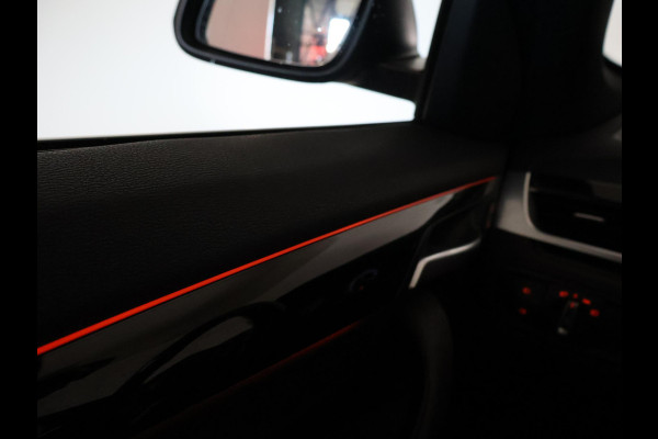 BMW X1 sDrive20i 192 PK AUT. + TREKHAAK | PANORAMA | SPORTSTOELEN LEDER | HEAD-UP | CAMERA | STOELVERWARMING