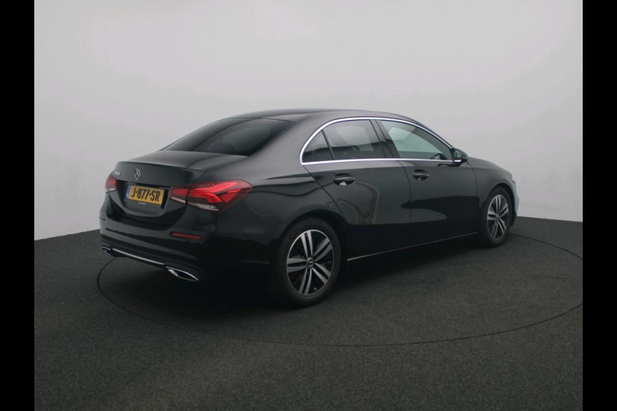 Mercedes-Benz A-Klasse 180 Business Solution Luxury Ledkoplampen | Achteruitrijcamera | Sfeerverlichting | Spiegelpakket. Inclusief 48 maanden Mercedes-Benz Certified garantie voor Europa.