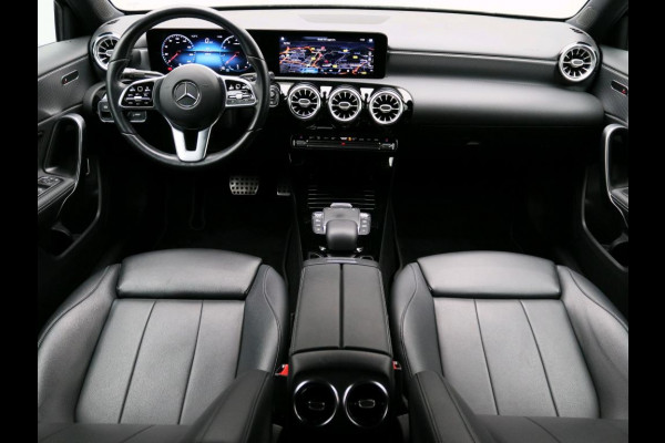 Mercedes-Benz A-Klasse 180 Business Solution Luxury Ledkoplampen | Achteruitrijcamera | Sfeerverlichting | Spiegelpakket. Inclusief 48 maanden Mercedes-Benz Certified garantie voor Europa.