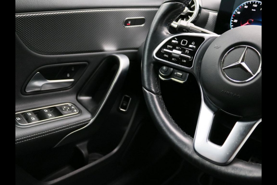 Mercedes-Benz A-Klasse 180 Business Solution Luxury Ledkoplampen | Achteruitrijcamera | Sfeerverlichting | Spiegelpakket. Inclusief 48 maanden Mercedes-Benz Certified garantie voor Europa.