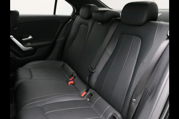 Mercedes-Benz A-Klasse 180 Business Solution Luxury Ledkoplampen | Achteruitrijcamera | Sfeerverlichting | Spiegelpakket. Inclusief 48 maanden Mercedes-Benz Certified garantie voor Europa.