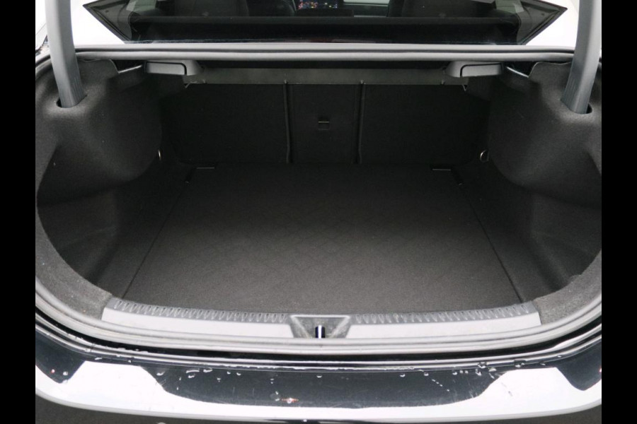 Mercedes-Benz A-Klasse 180 Business Solution Luxury Ledkoplampen | Achteruitrijcamera | Sfeerverlichting | Spiegelpakket. Inclusief 48 maanden Mercedes-Benz Certified garantie voor Europa.