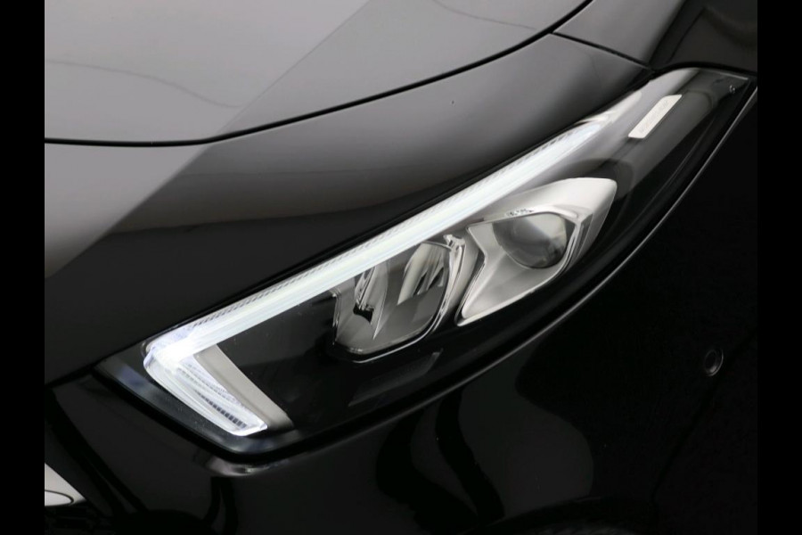Mercedes-Benz A-Klasse 180 Business Solution Luxury Ledkoplampen | Achteruitrijcamera | Sfeerverlichting | Spiegelpakket. Inclusief 48 maanden Mercedes-Benz Certified garantie voor Europa.