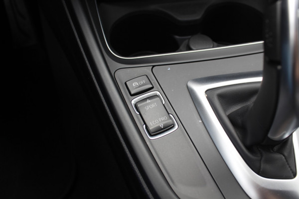 BMW 3-serie 320i Edition M Sport / Trekhaak / Leder / Navigatie / 18'' / Stoelverwarming / Cruise Control