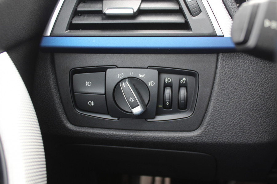 BMW 3-serie 320i Edition M Sport / Trekhaak / Leder / Navigatie / 18'' / Stoelverwarming / Cruise Control