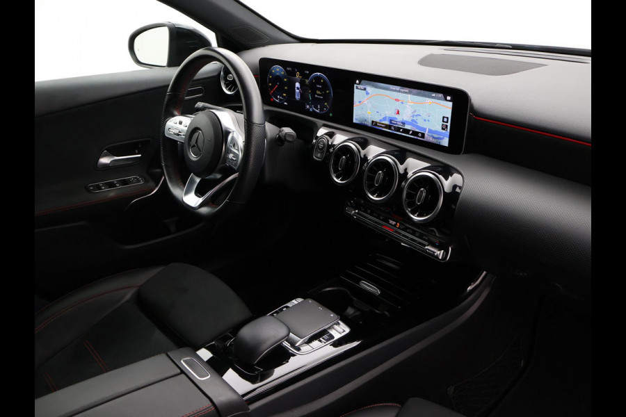 Mercedes-Benz A-Klasse 200 163 PK AUT. AMG NIGHT + PANORAMA | CAMERA | STOELVERW. | WIDESCREEN MBUX