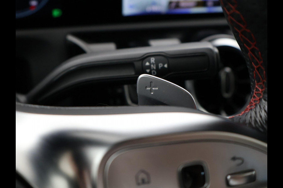 Mercedes-Benz A-Klasse 200 163 PK AUT. AMG NIGHT + PANORAMA | CAMERA | STOELVERW. | WIDESCREEN MBUX