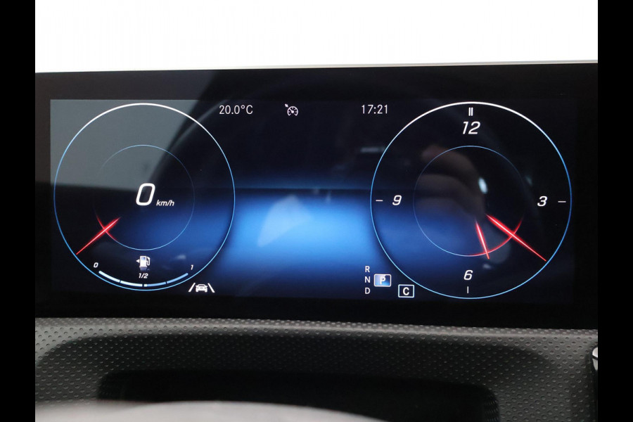 Mercedes-Benz A-Klasse 200 163 PK AUT. AMG NIGHT + PANORAMA | CAMERA | STOELVERW. | WIDESCREEN MBUX