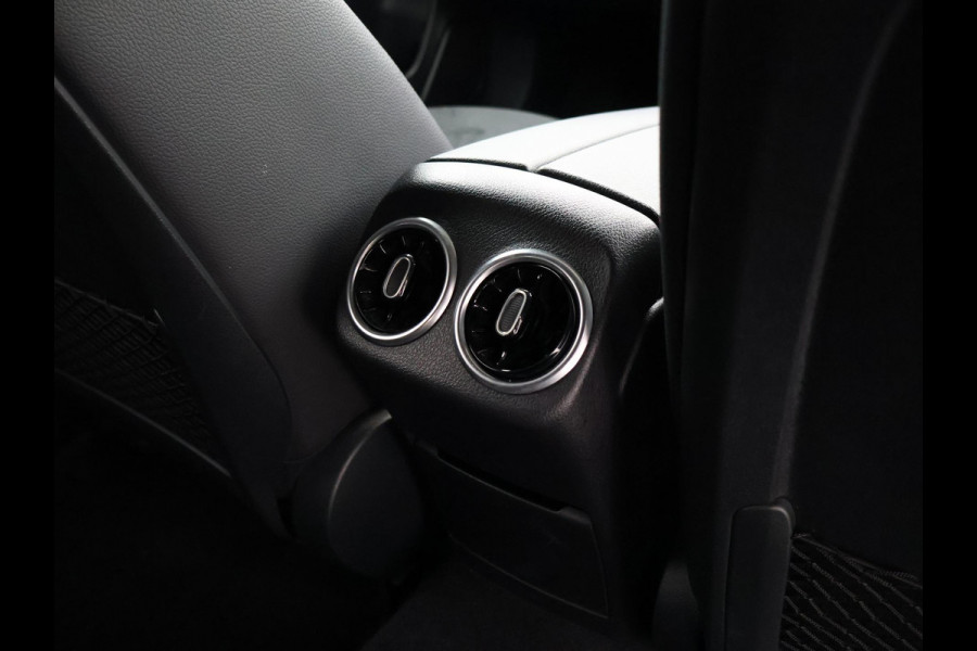 Mercedes-Benz A-Klasse 200 163 PK AUT. AMG NIGHT + PANORAMA | CAMERA | STOELVERW. | WIDESCREEN MBUX