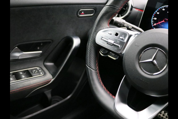 Mercedes-Benz A-Klasse 180 Business Solution AMG AMG Line | Achteruitrijcamera | Apple CarPlay | Spiegelpakket | Dodehoekassistent. Inclusief 48 maanden Mercedes-Benz Certified garantie voor Europa.