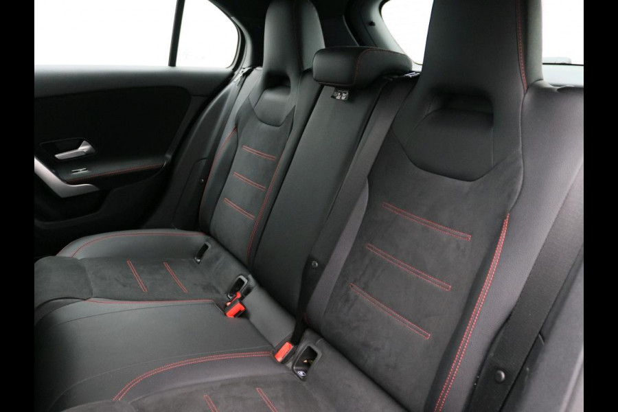 Mercedes-Benz A-Klasse 180 Business Solution AMG AMG Line | Achteruitrijcamera | Apple CarPlay | Spiegelpakket | Dodehoekassistent. Inclusief 48 maanden Mercedes-Benz Certified garantie voor Europa.