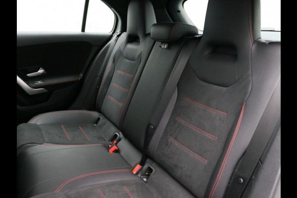 Mercedes-Benz A-Klasse 180 Business Solution AMG AMG Line | Achteruitrijcamera | Apple CarPlay | Spiegelpakket | Dodehoekassistent. Inclusief 48 maanden Mercedes-Benz Certified garantie voor Europa.