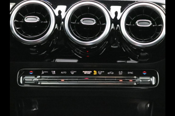 Mercedes-Benz A-Klasse 180 Business Solution AMG AMG Line | Achteruitrijcamera | Apple CarPlay | Spiegelpakket | Dodehoekassistent. Inclusief 48 maanden Mercedes-Benz Certified garantie voor Europa.