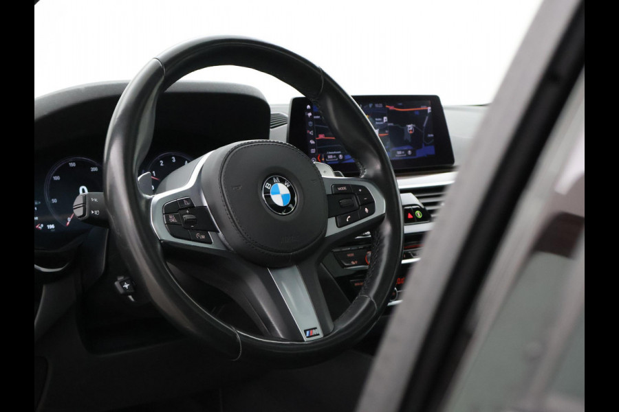 BMW 5 Serie Touring 520i 184 PK M-SPORT H.E. AUT. *ALMANDINBRAUN* + PANORAMA | NAPPA LEDER | HEAD-UP | 19 INCH