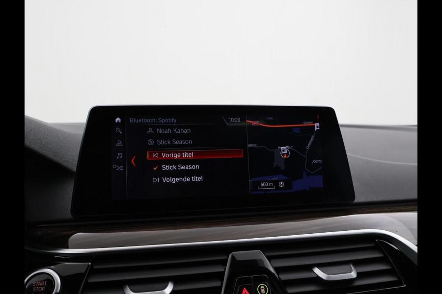 BMW 5 Serie Touring 520i 184 PK M-SPORT H.E. AUT. *ALMANDINBRAUN* + PANORAMA | NAPPA LEDER | HEAD-UP | 19 INCH