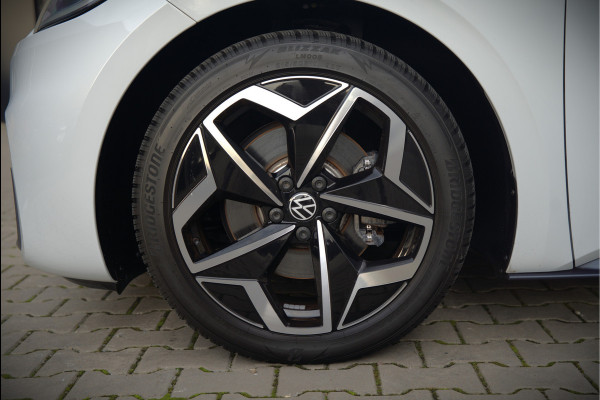 Volkswagen ID.3 First Plus 58 kWh | Stoelverwarming | Stuurverwarming | Camera | Adaptive Cruise Control | Navigatie | Standkachel | Keyless | Parkeersensoren | LED | Apple Carplay | BTW |