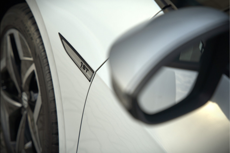 Volkswagen ID.3 First Plus 58 kWh | Stoelverwarming | Stuurverwarming | Camera | Adaptive Cruise Control | Navigatie | Standkachel | Keyless | Parkeersensoren | LED | Apple Carplay | BTW |