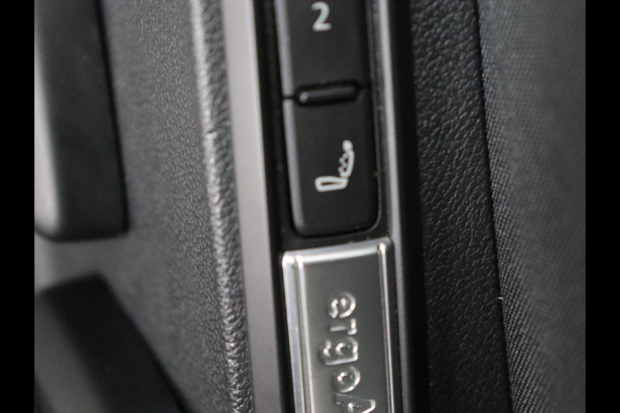 Volkswagen Golf 1.4 eHybrid Style | Stoelverwarming | Massage | Carplay | Sfeerverlichting | Navigatie | Memory | Adaptive cruise | Full LED | Parkeerhulp | Getint glas | PHEV | Plug In