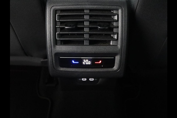 Volkswagen Golf 1.4 eHybrid Style | Stoelverwarming | Massage | Carplay | Sfeerverlichting | Navigatie | Memory | Adaptive cruise | Full LED | Parkeerhulp | Getint glas | PHEV | Plug In