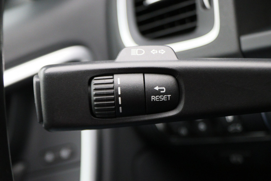Volvo V60 1.5 T3 Polar+ Automaat Xenon, Navigatie, Stuur-/Stoelverw., Trekhaak, PDC