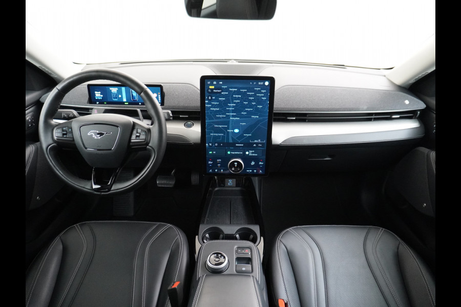 Ford Mustang Mach-E Extended RWD 98kWh SOH 94% 301pk Leer Trekhaak Pano-Dak Adaptive Cruise Lane Centering/change Assist Stop&Go Apple Carpla Elektr.verst.Stoelen+Verwarmd Dual-ECC Fully Active Park Assist Elektr.Achterklep BLISS Driver Alert Warning Keyless Origineel Nederlandse Auto € 63.000- nieuw, Batterijgarantie 8 jaar of 160.000km vanaf nieuw