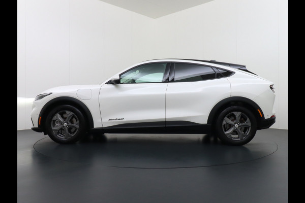 Ford Mustang Mach-E Extended RWD 98kWh SOH 94% 301pk Leer Trekhaak Pano-Dak Adaptive Cruise Lane Centering/change Assist Stop&Go Apple Carpla Elektr.verst.Stoelen+Verwarmd Dual-ECC Fully Active Park Assist Elektr.Achterklep BLISS Driver Alert Warning Keyless Origineel Nederlandse Auto € 63.000- nieuw, Batterijgarantie 8 jaar of 160.000km vanaf nieuw