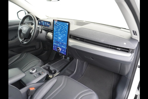 Ford Mustang Mach-E Extended RWD 98kWh SOH 94% 301pk Leer Trekhaak Pano-Dak Adaptive Cruise Lane Centering/change Assist Stop&Go Apple Carpla Elektr.verst.Stoelen+Verwarmd Dual-ECC Fully Active Park Assist Elektr.Achterklep BLISS Driver Alert Warning Keyless Origineel Nederlandse Auto € 63.000- nieuw, Batterijgarantie 8 jaar of 160.000km vanaf nieuw