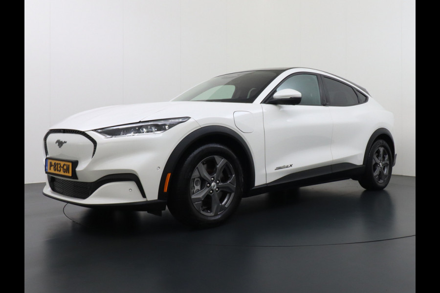 Ford Mustang Mach-E Extended RWD 98kWh SOH 94% 301pk Leer Trekhaak Pano-Dak Adaptive Cruise Lane Centering/change Assist Stop&Go Apple Carpla Elektr.verst.Stoelen+Verwarmd Dual-ECC Fully Active Park Assist Elektr.Achterklep BLISS Driver Alert Warning Keyless Origineel Nederlandse Auto € 63.000- nieuw, Batterijgarantie 8 jaar of 160.000km vanaf nieuw