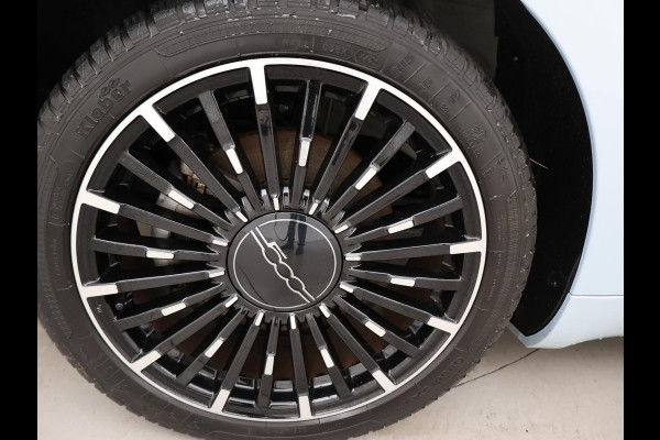 Fiat 500E 42 kWh Aut. *CELESTIAL BLUE* + STOELVERW. | CAMERA | 17 INCH | APPLE CARPLAY