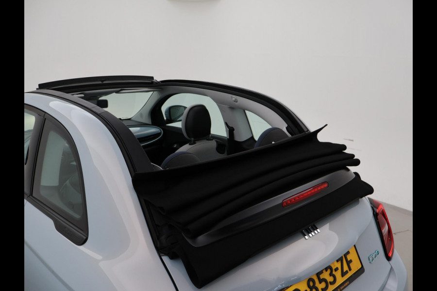 Fiat 500E 42 kWh Aut. *CELESTIAL BLUE* + STOELVERW. | CAMERA | 17 INCH | APPLE CARPLAY