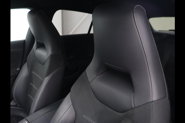 Mercedes-Benz CLA-Klasse 250e AMG Night | Stoelverwarming | Carplay | Camera | Widescreen | Sfeerverlichting | Leder/Alcantara | Navigatie | Park Assist | Origineel Zwart | PHEV | Plug In