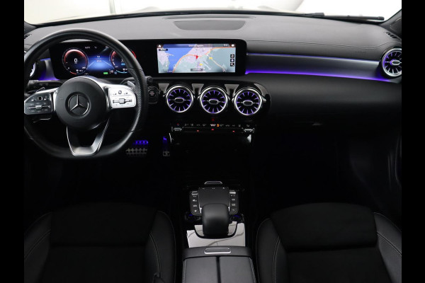 Mercedes-Benz CLA-Klasse 250e AMG Night | Stoelverwarming | Carplay | Camera | Widescreen | Sfeerverlichting | Leder/Alcantara | Navigatie | Park Assist | Origineel Zwart | PHEV | Plug In