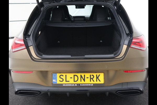 Mercedes-Benz CLA-Klasse 250e AMG Night | Stoelverwarming | Carplay | Camera | Widescreen | Sfeerverlichting | Leder/Alcantara | Navigatie | Park Assist | Origineel Zwart | PHEV | Plug In