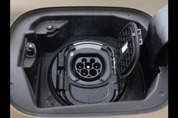 Mercedes-Benz CLA-Klasse 250e AMG Night | Stoelverwarming | Carplay | Camera | Widescreen | Sfeerverlichting | Leder/Alcantara | Navigatie | Park Assist | Origineel Zwart | PHEV | Plug In