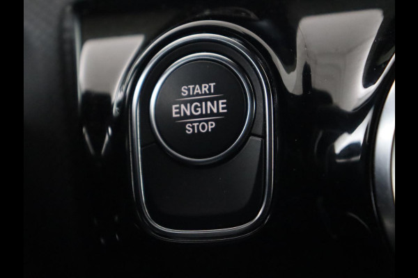 Mercedes-Benz CLA-Klasse 250e AMG Night | Stoelverwarming | Carplay | Camera | Widescreen | Sfeerverlichting | Leder/Alcantara | Navigatie | Park Assist | Origineel Zwart | PHEV | Plug In